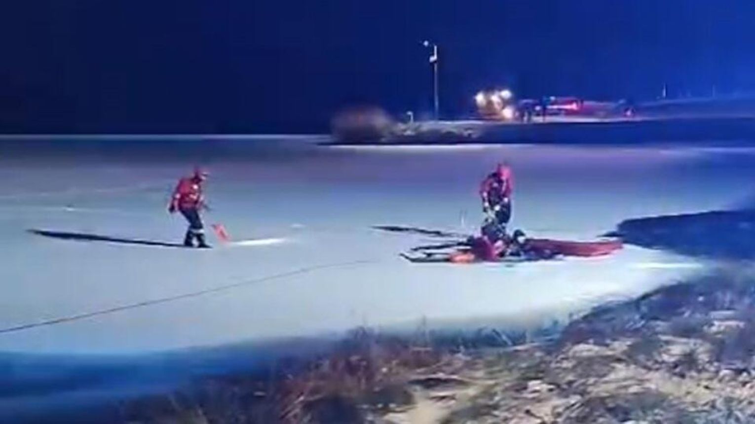 Uciekł na zamarznięty zbiornik wodny, by uniknąć odpowiedzialności. W wydobyciu mężczyzny pomogli strażacy