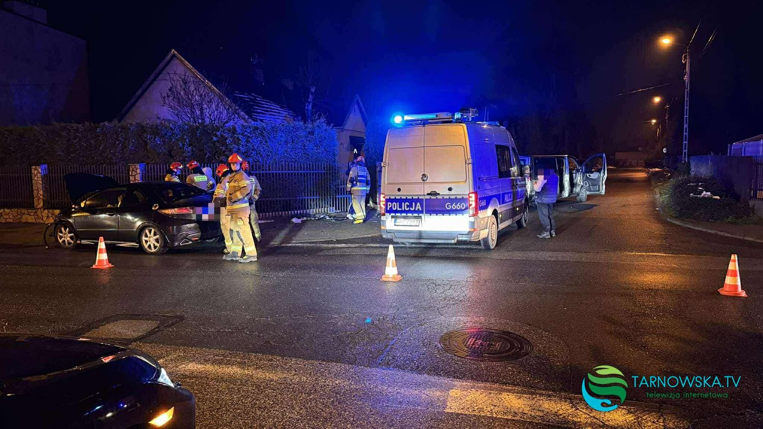 Uszkodzone ogrodzenie, złamany słup i rozbite samochody. Kolizja w Mościcach