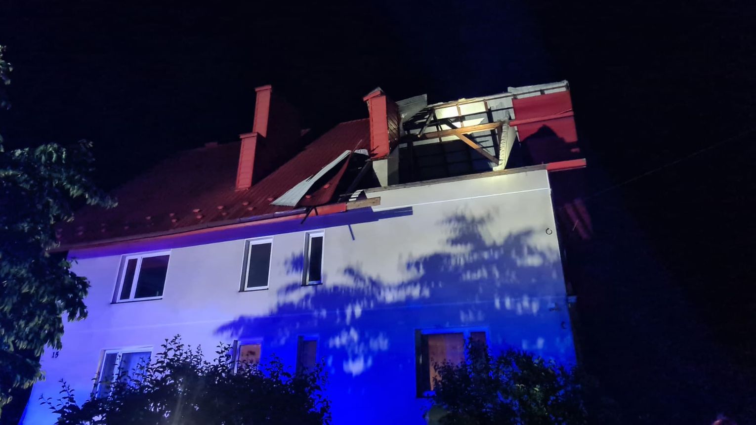 Uszkodzony dach, zerwane linie energetyczne i powalone drzewa na Powiślu Dąbrowskim