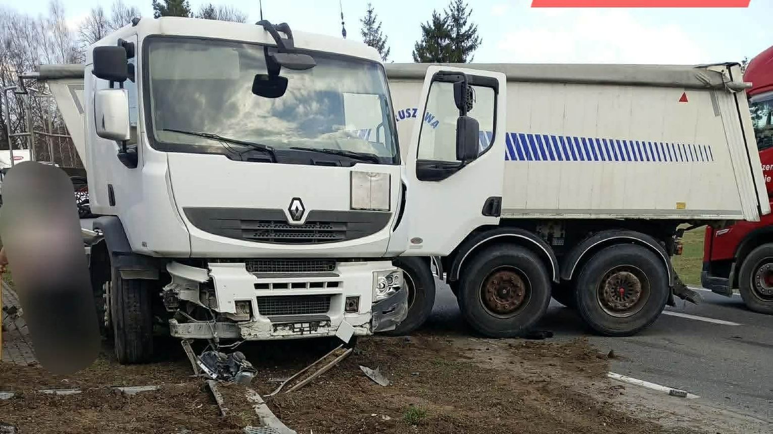 Utrudnienia na drodze wojewódzkiej pod Wojniczem po zdarzeniu drogowym z udziałem samochodu ciężarowego