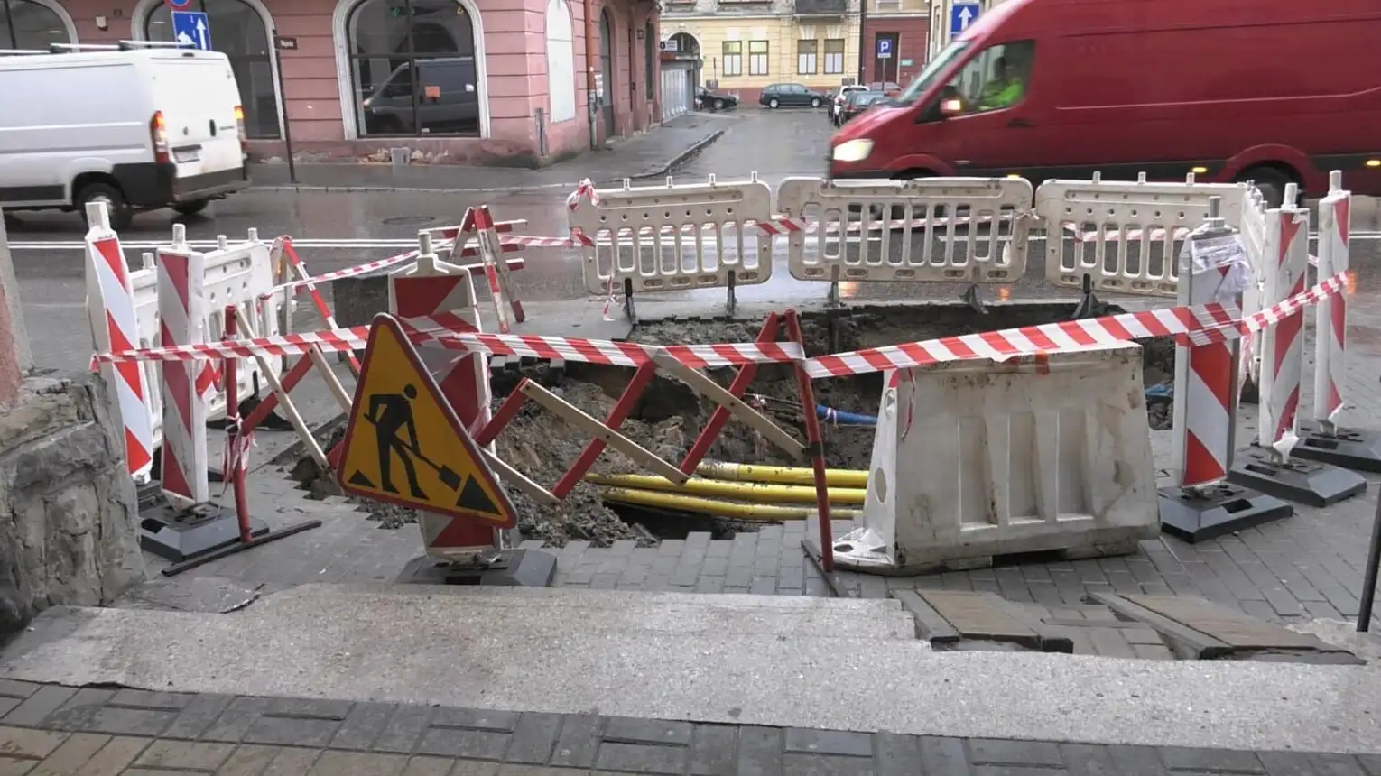 W centrum Tarnowa zapadł się chodnik