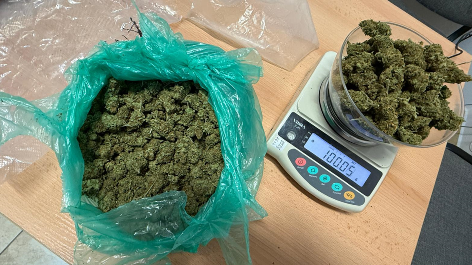 W trakcie ucieczki przed policjantami próbowali pozbyć się narkotyków, wyrzucając je z auta