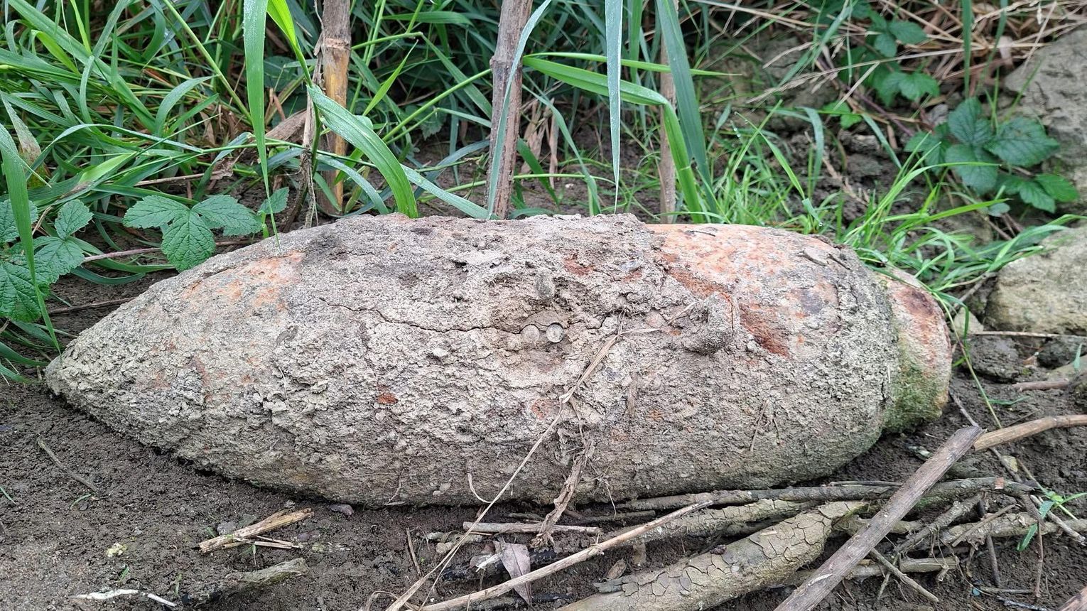 Wędkarz znalazł bombę lotniczą nad Wisłą. Niewybuch zabezpieczyli saperzy