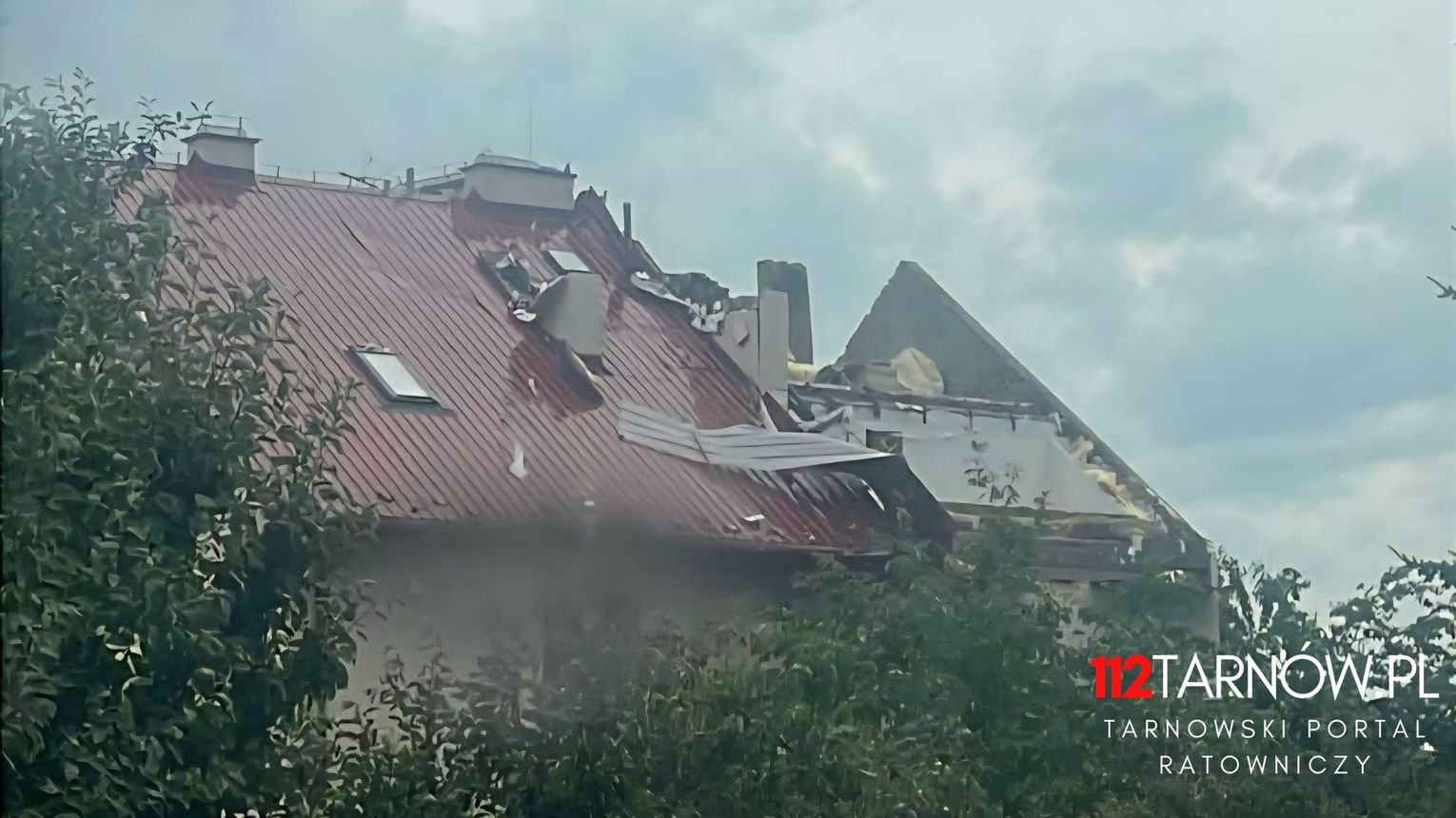 Wichura i ulewny deszcz w regionie. Są powalone drzewa i zerwane dachy