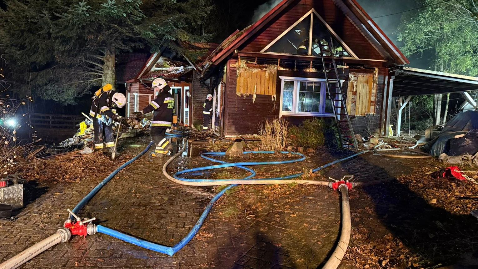 Wielogodzinna akcja gaśnicza w gminie Ryglice. Palił się dom w Uniszowej