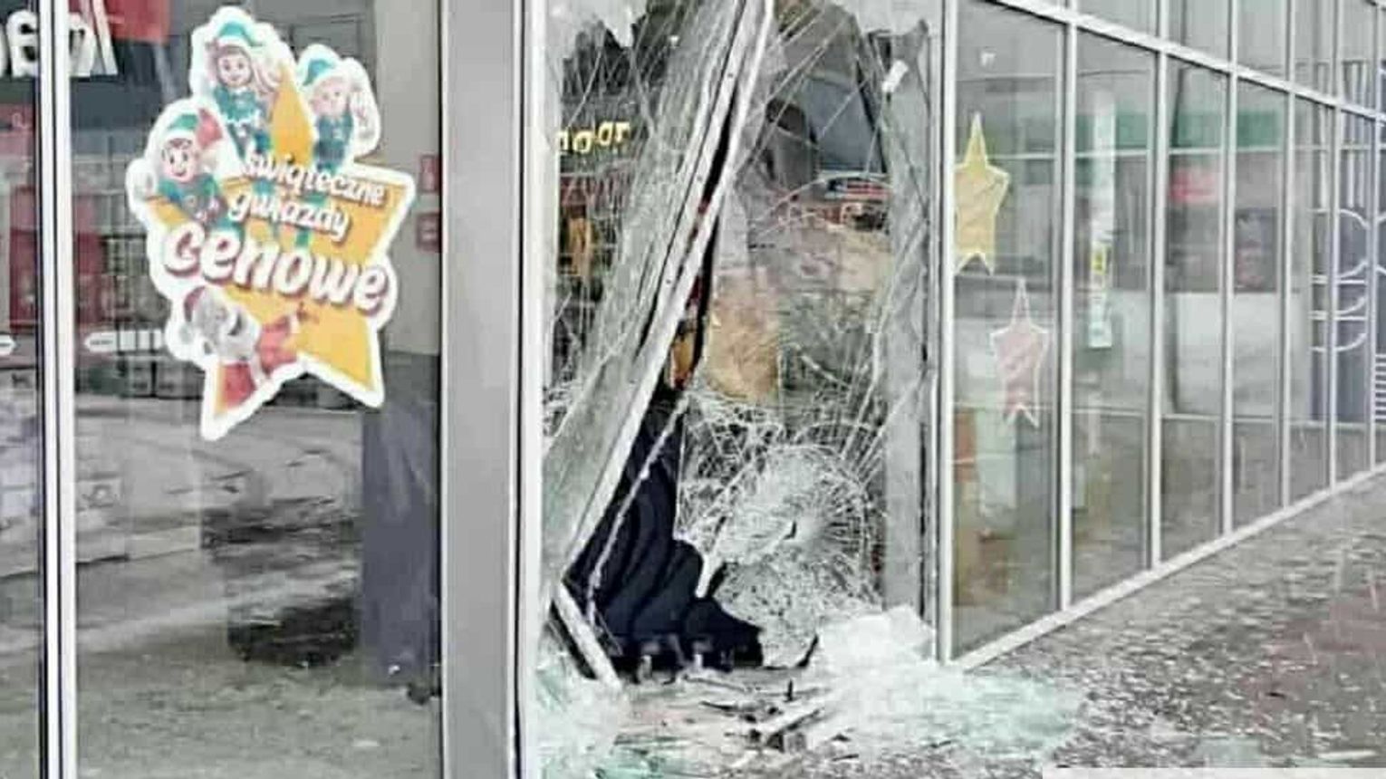 Wjechał do sklepu. Zapomniał, że zima.