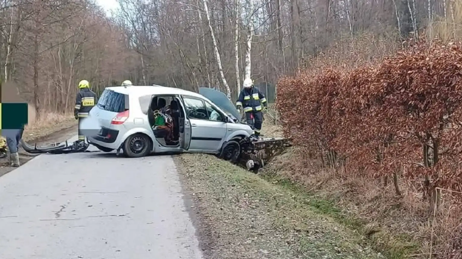 Wróblowice. Kierujący samochodem marki renault uderzył w betonowy mostek