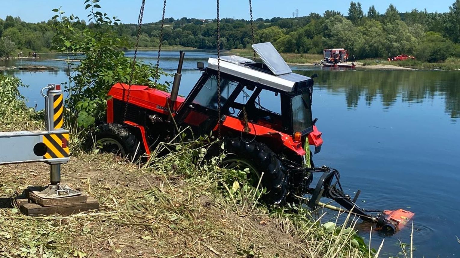 Wyciągnięto z Dunajca ciągnik, który wczoraj wpadł do rzeki