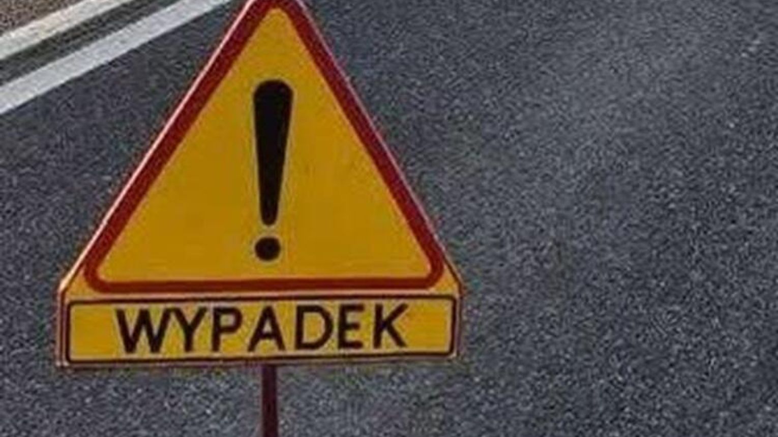 Wypadek autokaru na jednym z rond w Rzeszowie. Pojazd wypadł z jezdni