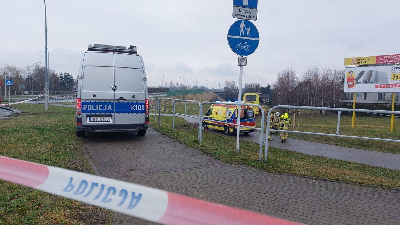 Wypadek autokaru na jednym z rond w Rzeszowie. Pojazd wypadł z jezdni