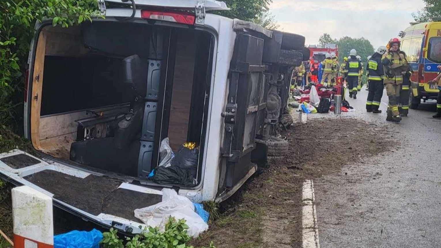 Wypadek busa w gminie Rzepiennik Strzyżewski. Poróżowała nim pielgrzymka młodzieży