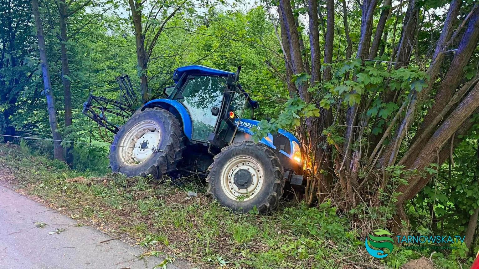 Wypadek ciągnika rolniczego w Chojniku. Są poszkodowani