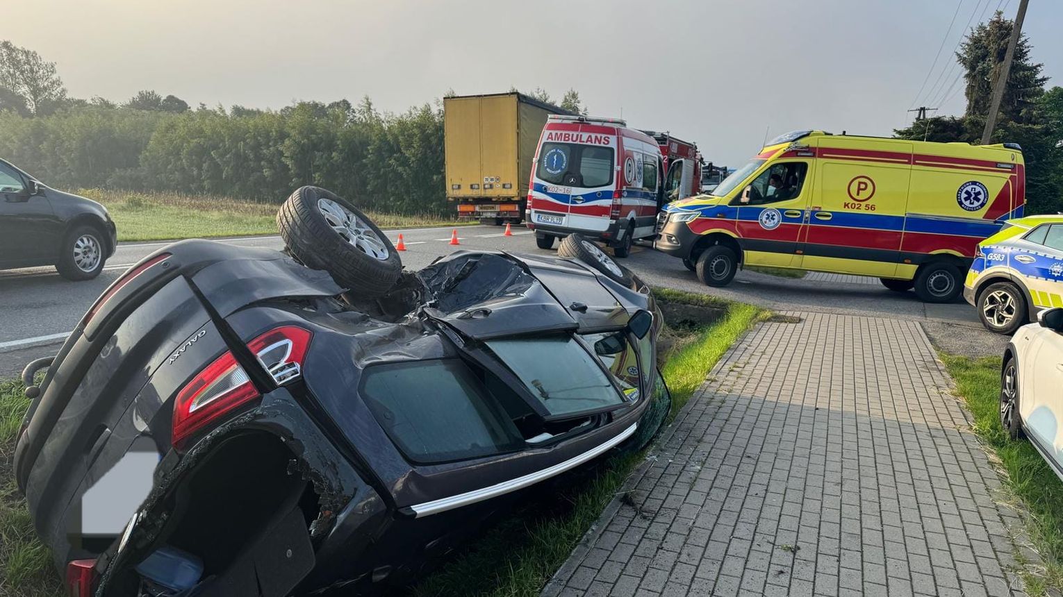 Wypadek na DK75 w Czchowie. Dwa auta w rowie, jedna osoba poszkodowana