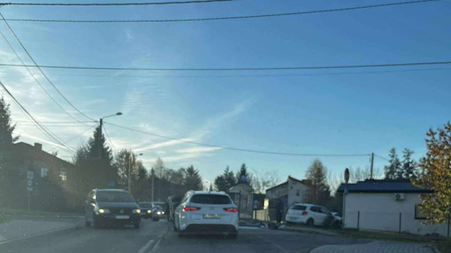 Wypadek na Krzyskiej w Tarnowie. Przewrócony samochód blokuje ruch a drugi uderzył w ogrodzenie, jest osoba poszkodowana