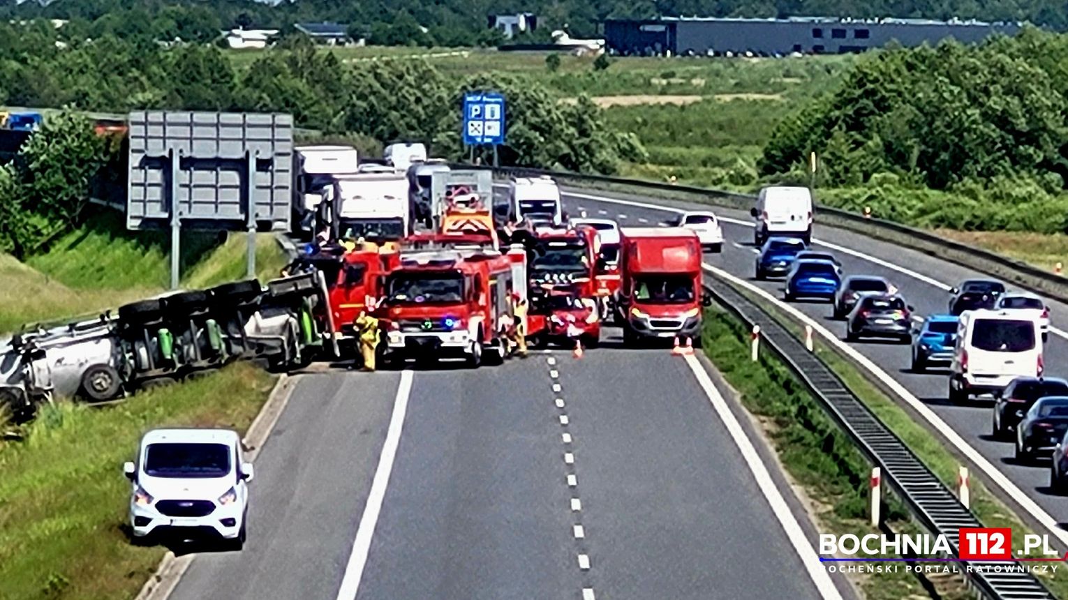Wypadek samochodu ciężarowego i osobowego na autostradzie pod Bochnią. Samochód ciężarowy będzie podniesiony w nocy