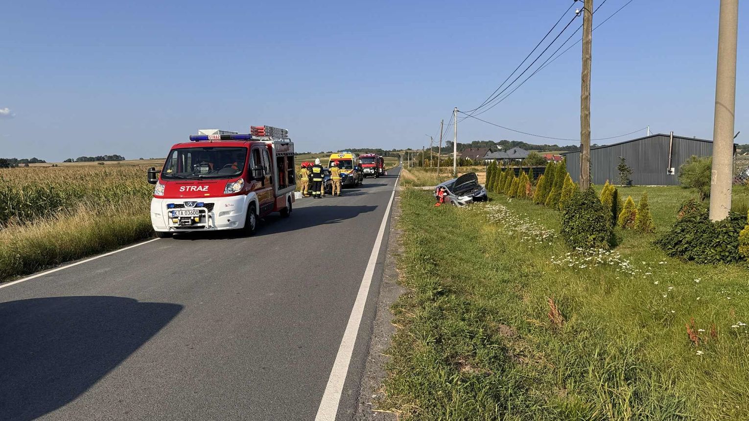 Wypadek w Łukowej. Jeden z samochodów wypadł z drogi. Są poszkodowani