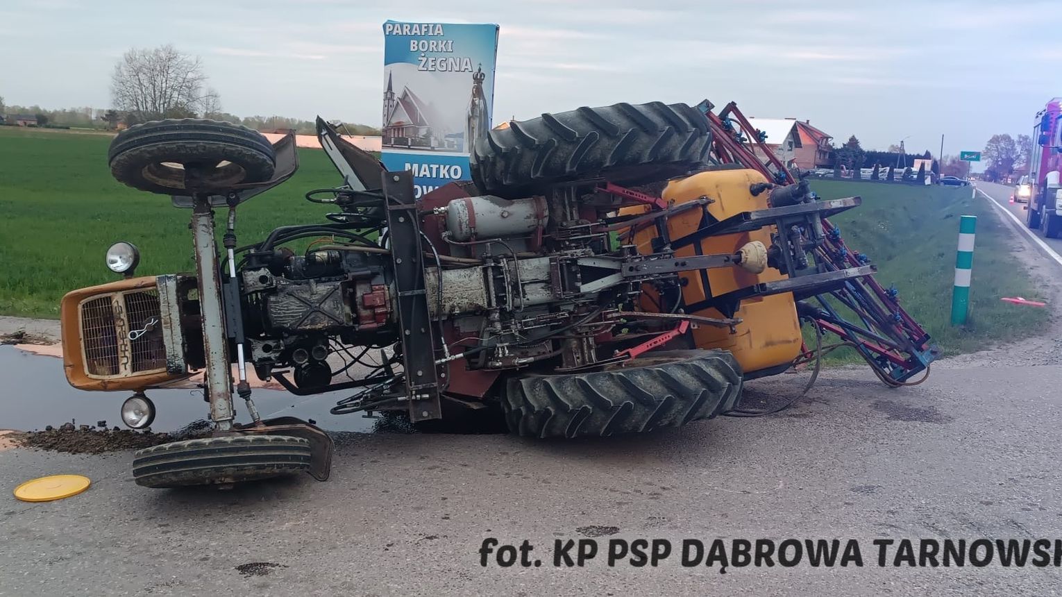 Wypadek w powiecie dąbrowskim. Zderzenie traktora z autem dostawczym