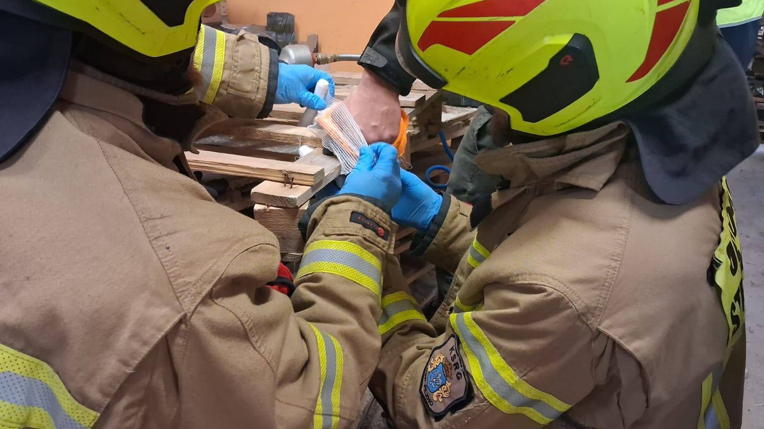 Wypadek w zakładzie pracy w Pilźnie. Mężczyzna przybił dłoń do palety