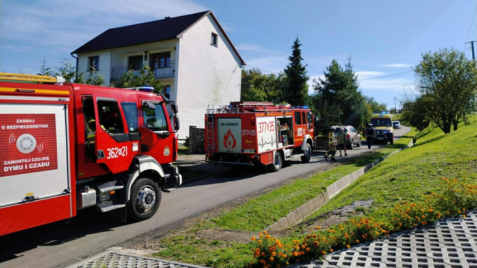 Wypadek z udziałem samochodu osobowego z przyczepą i skutera w Lubince. Kierujący jednośladem w szpitalu!