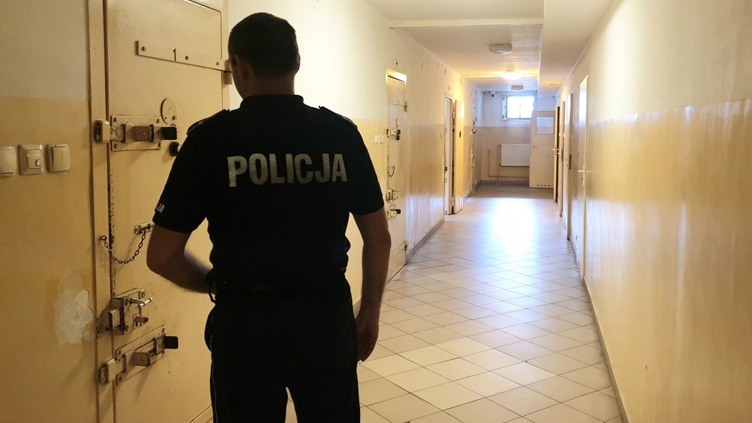 Zaatakował kuratora sądowego i znęcał się nad matką. Został tymczasowo aresztowany