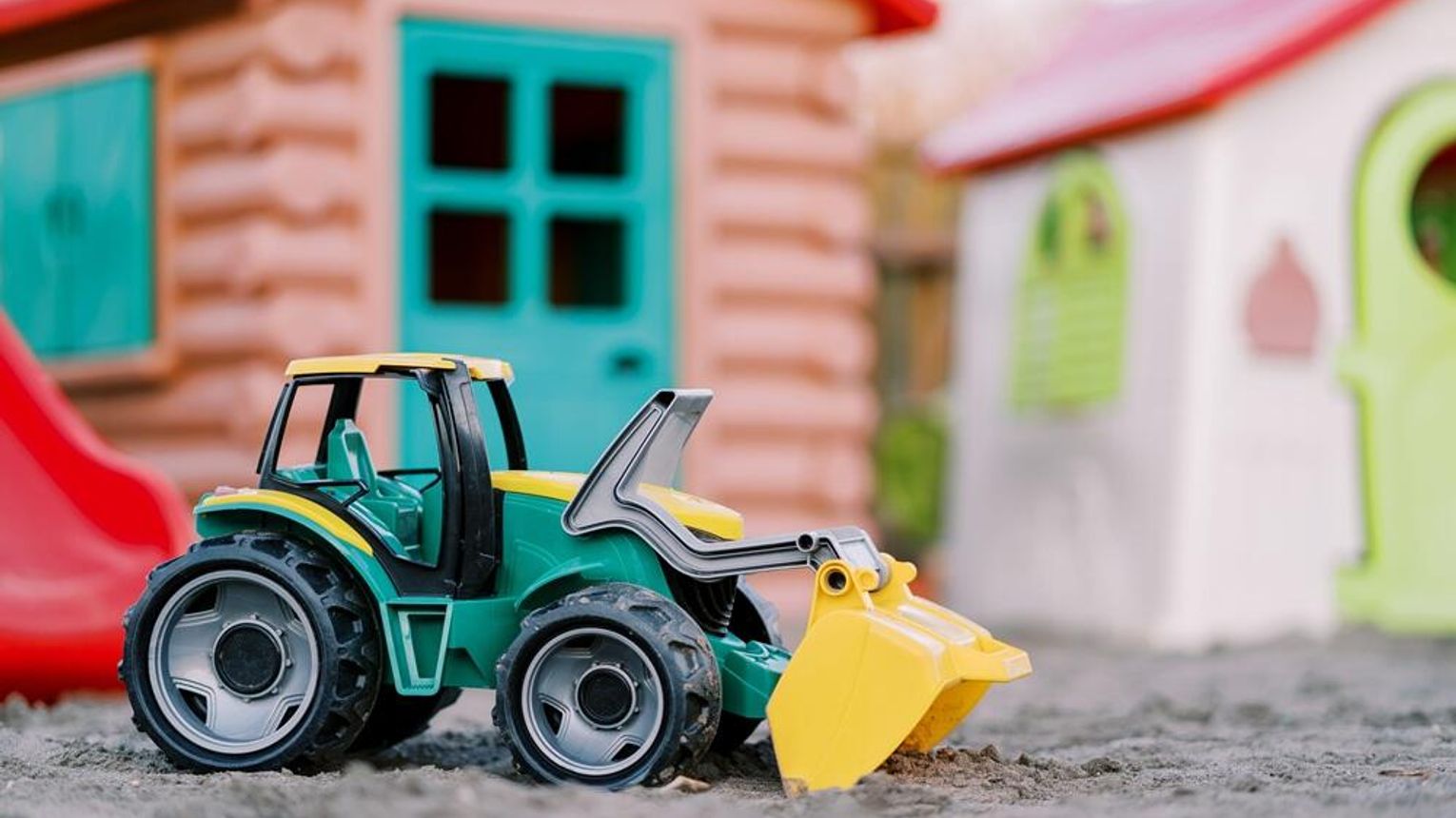 Zabawki rolnicze, które uczą i bawią – jak wspierać rozwój dziecka na wsi?