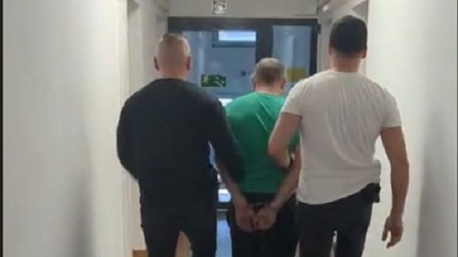 Zatrzymany 37-latek poszukiwany listem gończym. W mieszkaniu ujawniono narkotyki