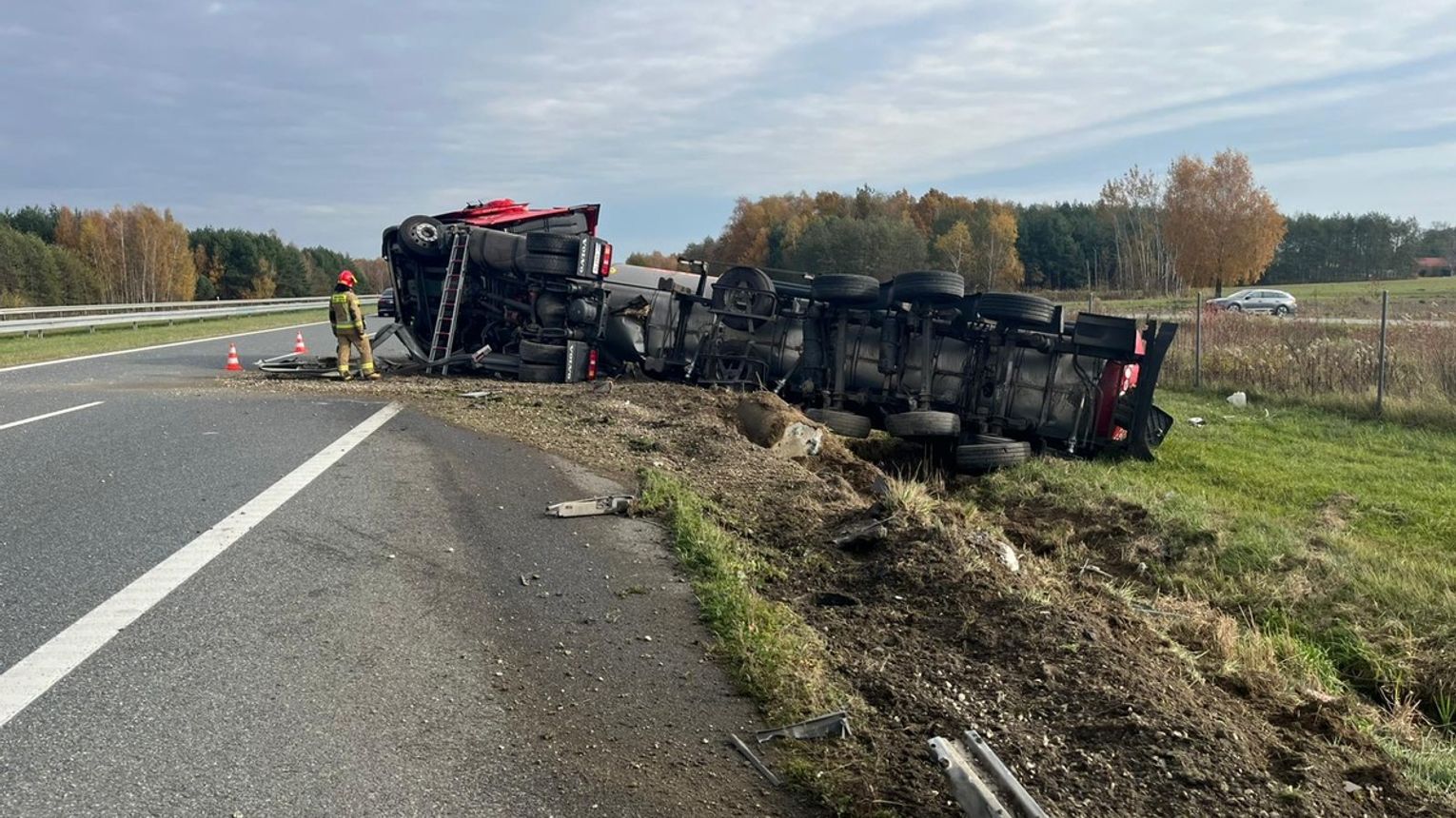 Zdarzenie drogowe na autostradzie A4 w rejonie Zaczarnia. Kierowca ciężarówki ukarany mandatem
