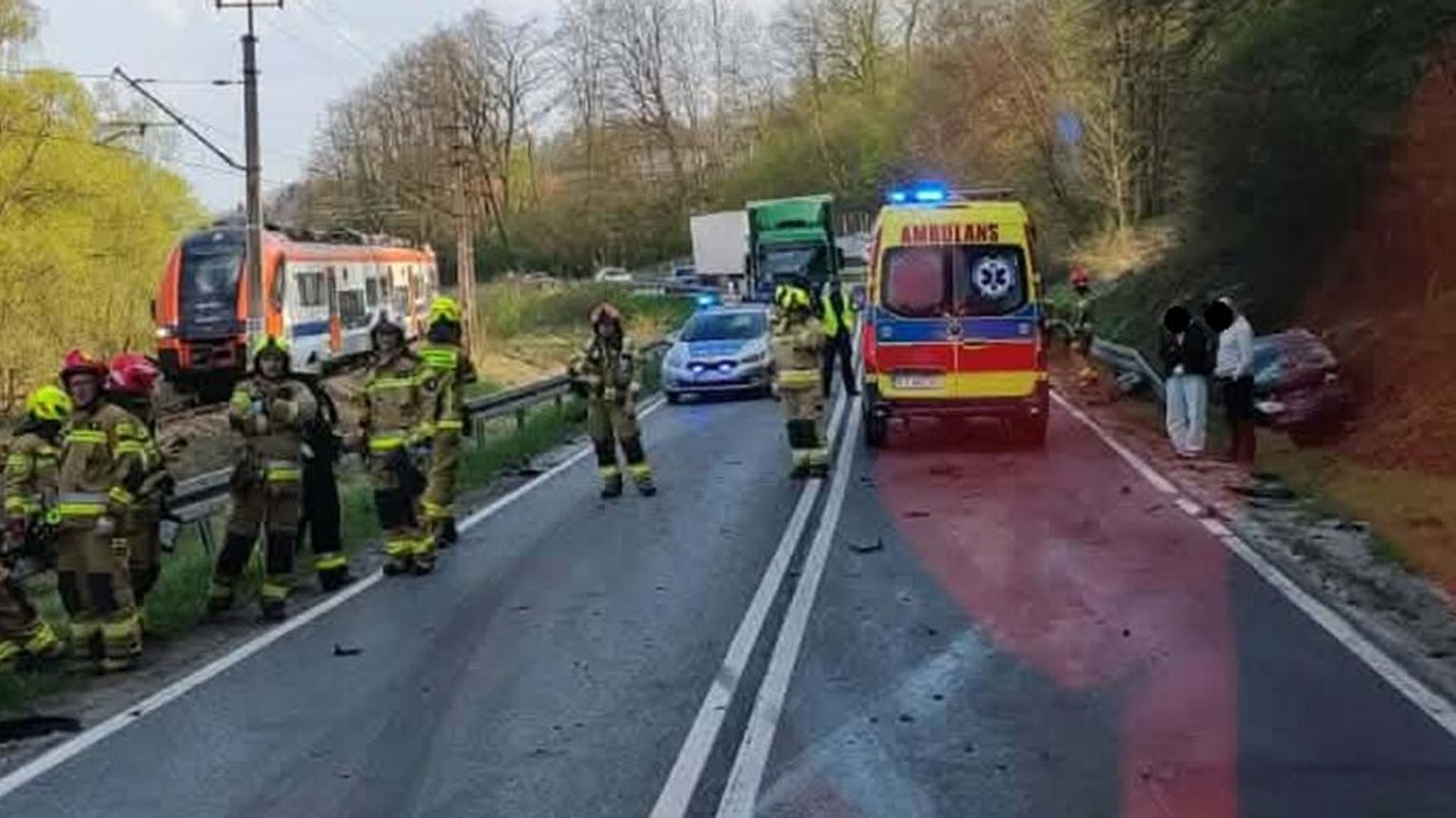 Zdarzenie drogowe na DW977 w Bogoniowicach. Trzy osoby poszkodowane, jedna trafiła do szpitala