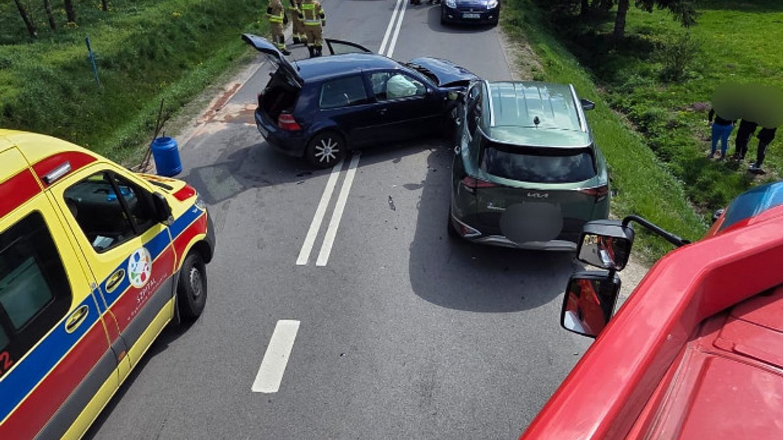 Zdarzenie drogowe w powiecie dąbrowskim. Droga zablokowana po zderzeniu dwóch aut