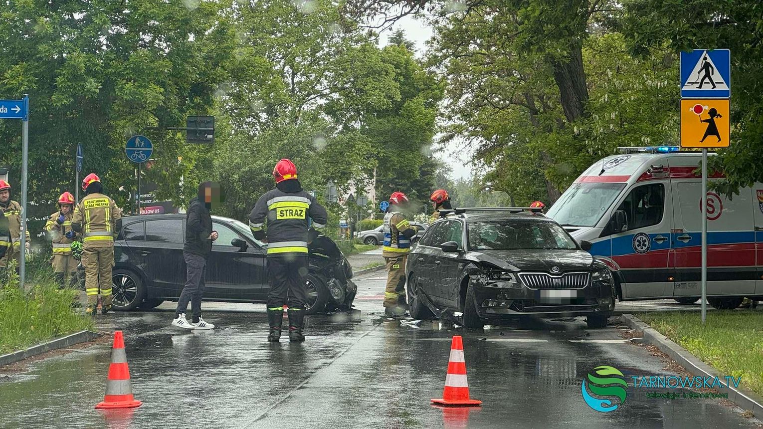 Zderzenie bmw i skody na skrzyżowaniu w Mościcach