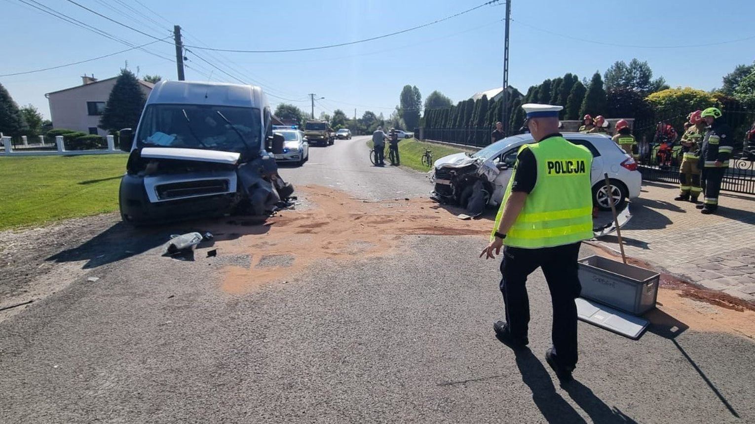 Zderzenie busa i osobówki pod Żabnem. Dwie osoby w szpitalu