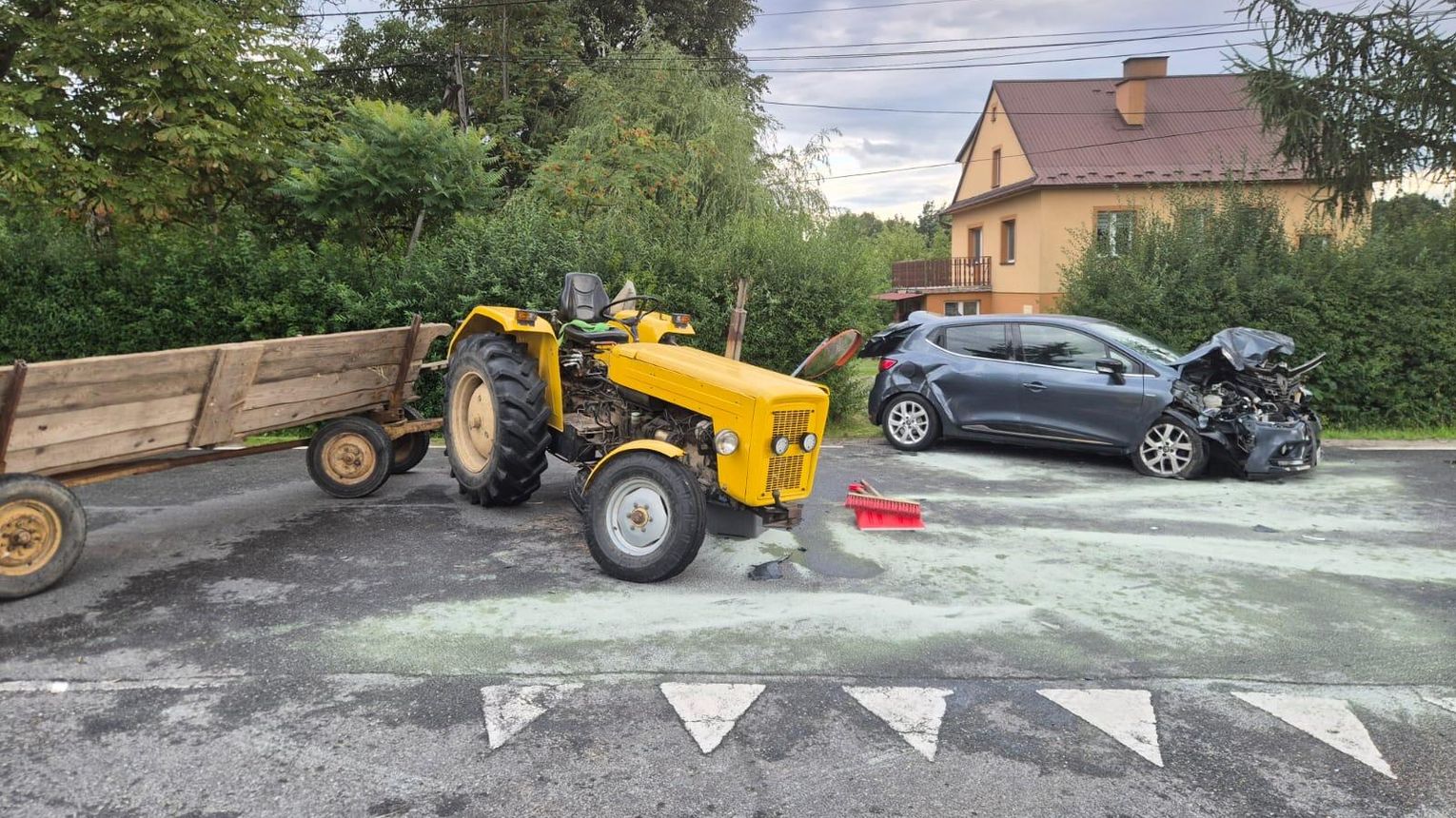 Zderzenie ciągnika i samochodu osobowego w Lewniowej