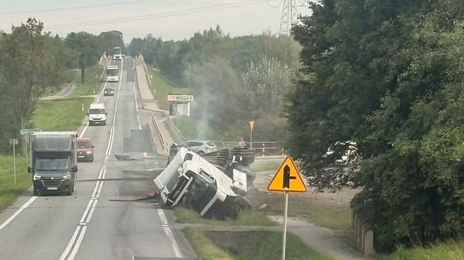 Zderzenie ciężarówki z osobówką na DK73. Dwie osoby poszkodowane
