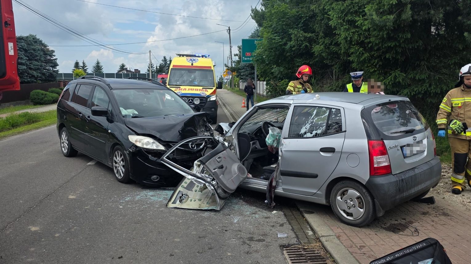 Zderzenie czołowe na ul. Grunwaldzkiej w Dąbrowie Tarnowskiej. Jedna osoba trafiła do szpitala