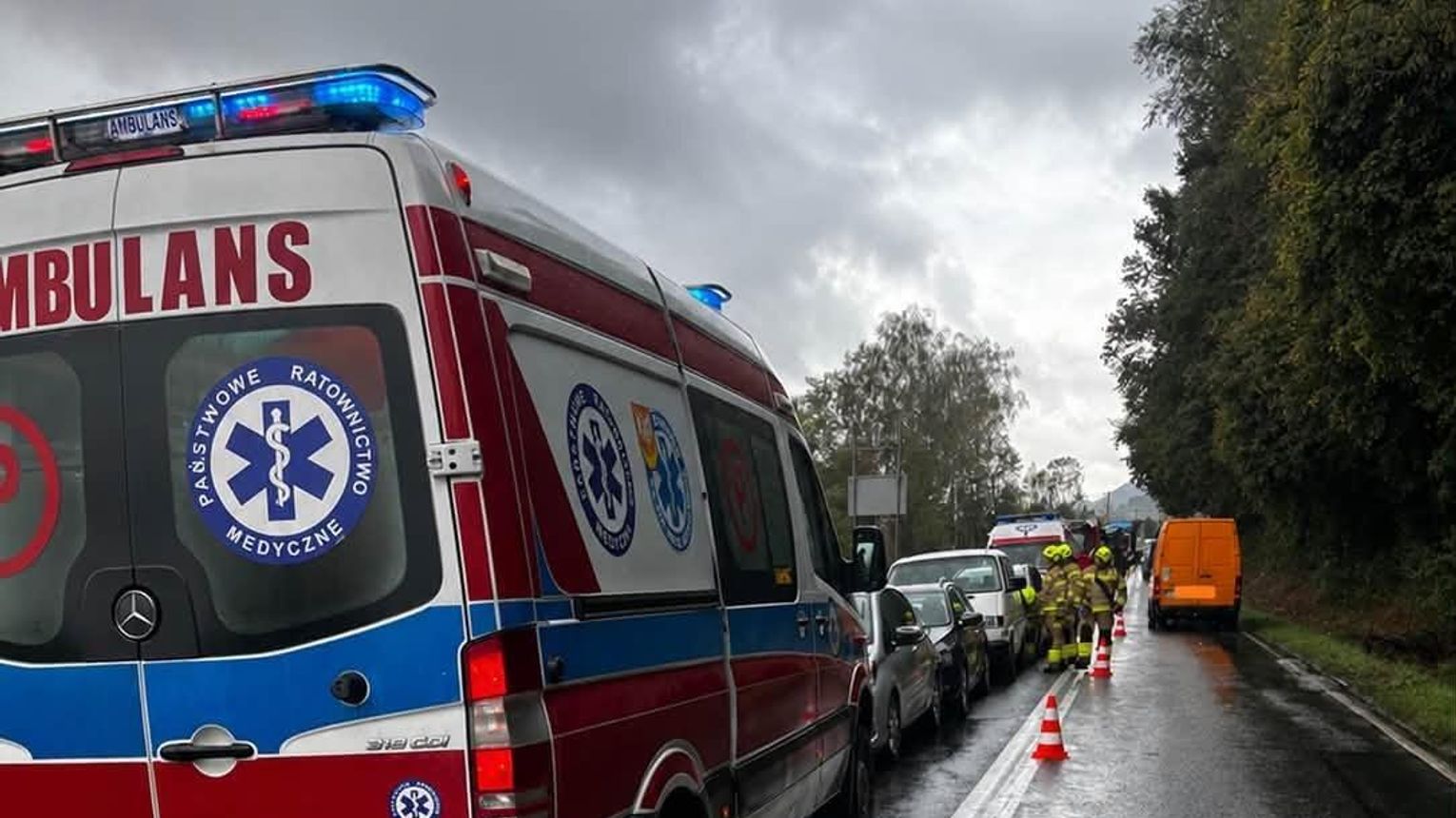 Zderzenie czterech samochodów w Zawadzie Lanckorońskiej. Jedna osoba trafiła do szpitala