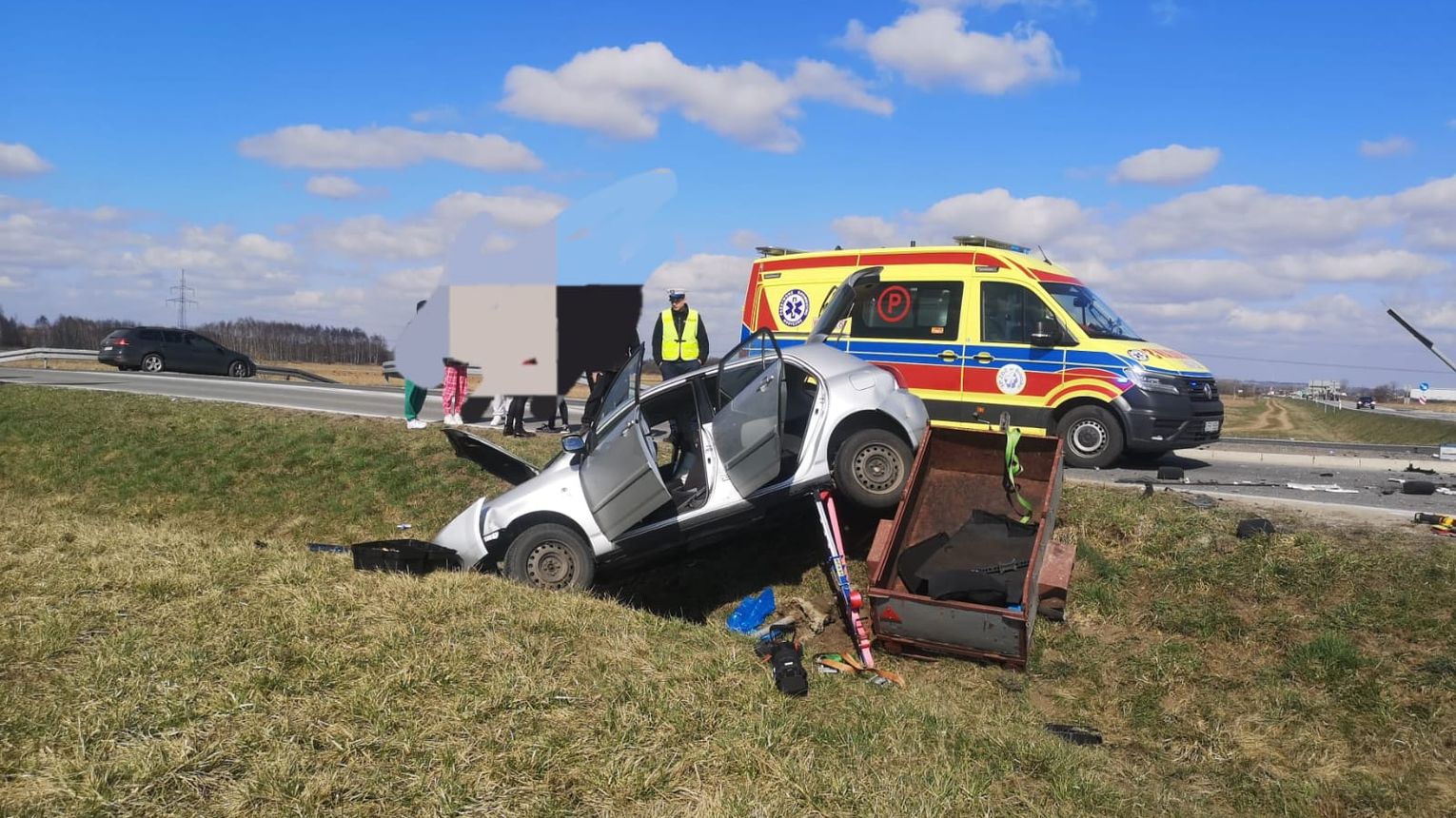 Zderzenie dwóch aut na DW768 w powiecie brzeskim. Trzy osoby ranne