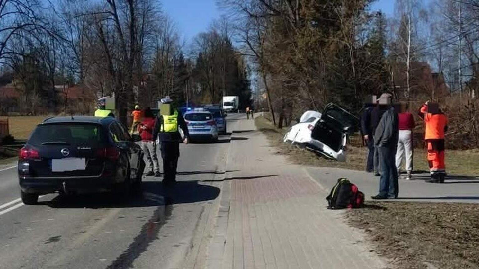 Zderzenie dwóch samochodów na drodze wojewódzkiej w powiecie gorlickim