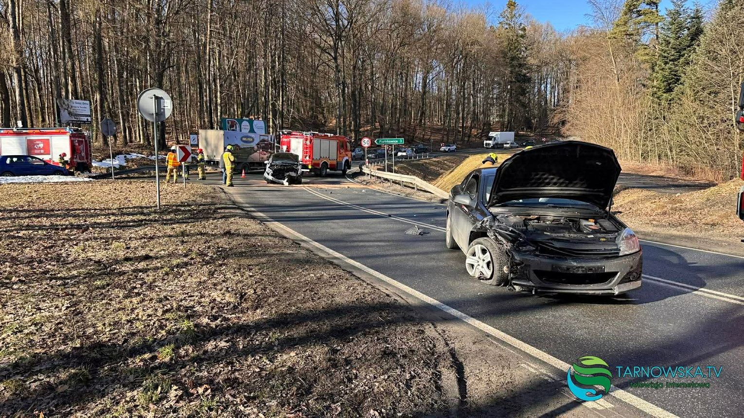 Zderzenie dwóch samochodów na DW 977 w Łękawce