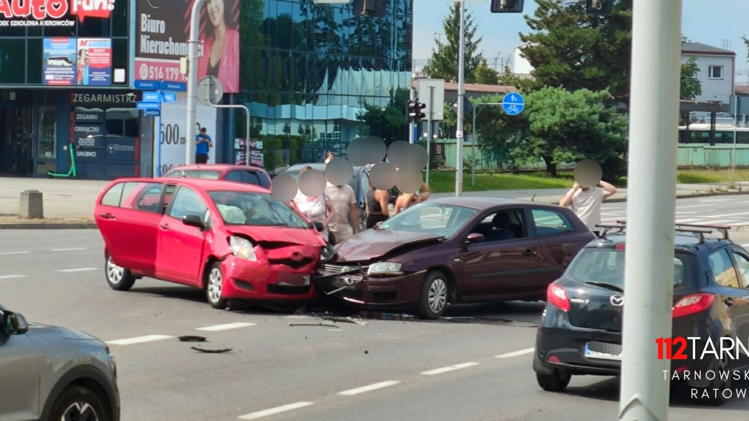 Zderzenie dwóch samochodów na Krakowskiej w Tarnowie. Kierujący fiatem uciekł