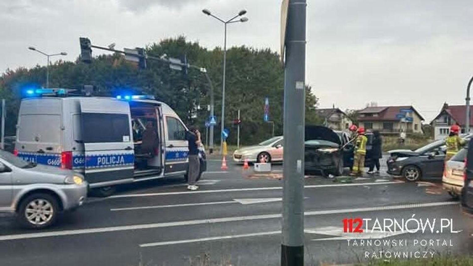 Zderzenie dwóch samochodów na ruchliwym skrzyżowaniu w Tarnowie. Jedna osoba skarżyła się na ból w klatce piersiowej