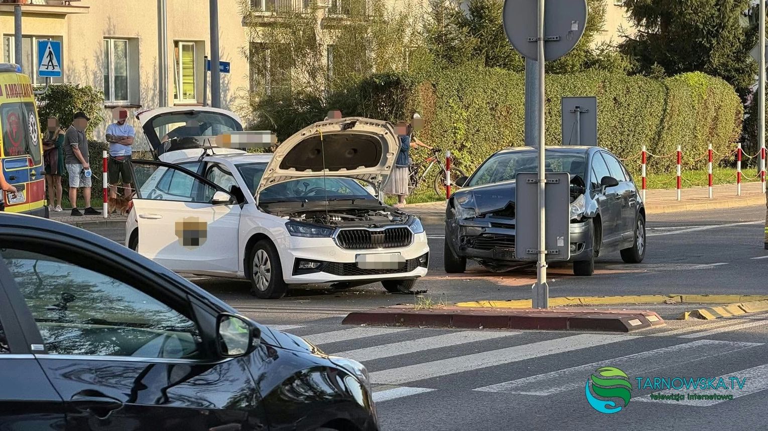 Zderzenie dwóch samochodów na skrzyżowaniu Kołłątaja i Starodąbrowskiej w Tarnowie. Dwie osoby trafiły do szpitala