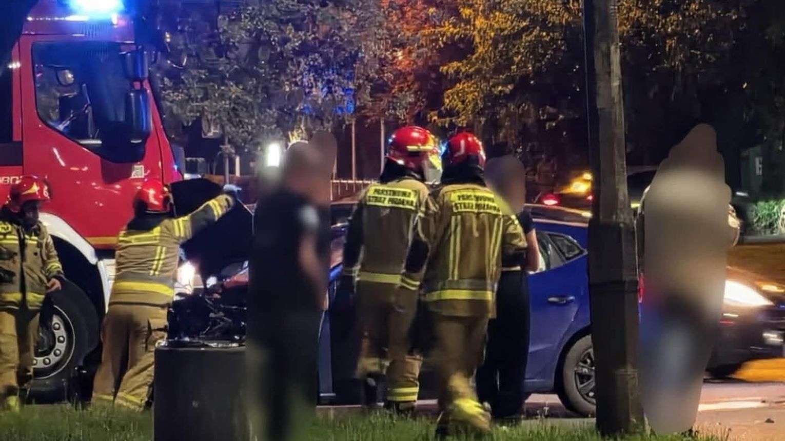 Zderzenie dwóch samochodów w Krakowie. Są osoby poszkodowane