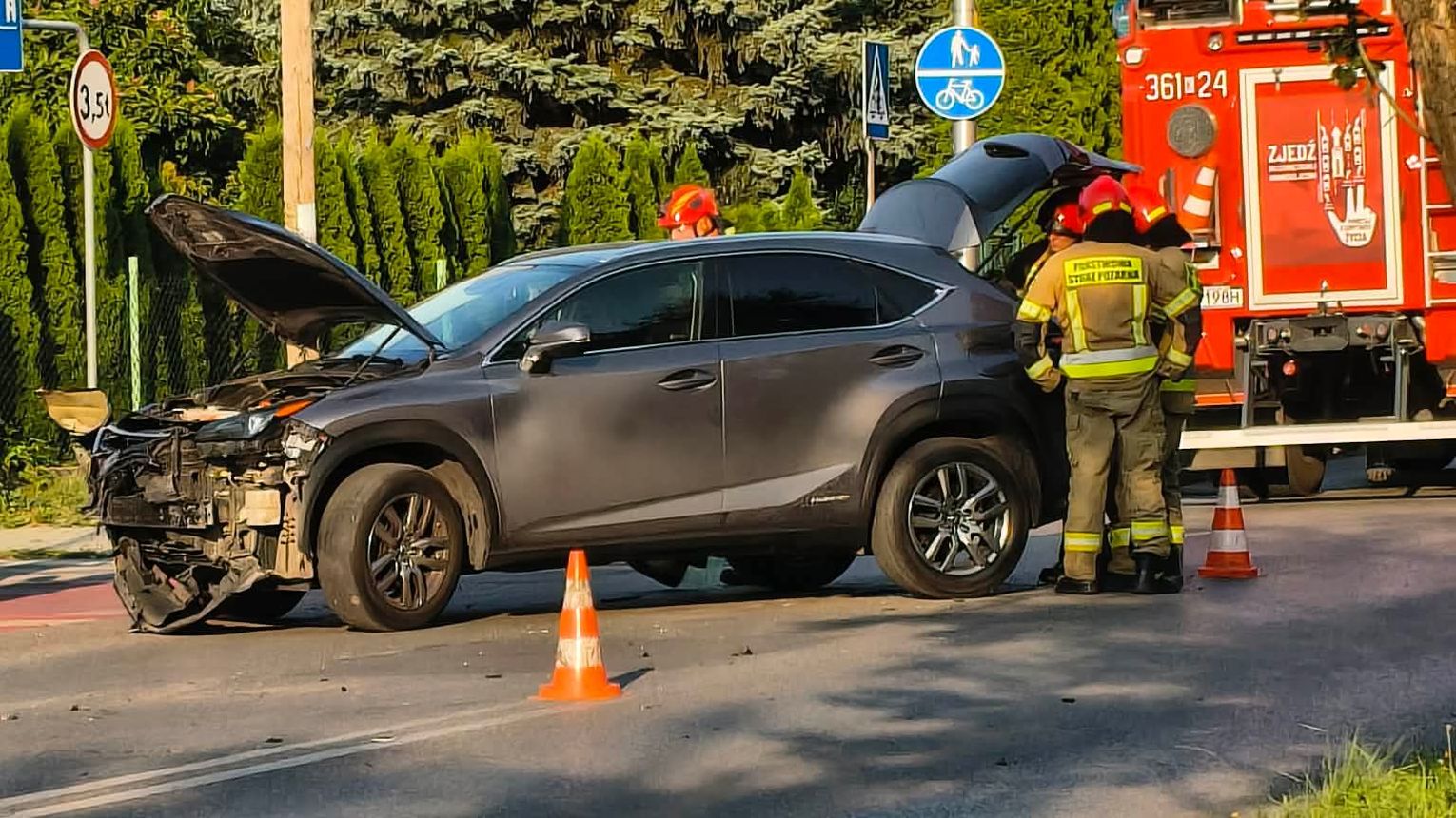 Zderzenie Kii i Lexusa w Tarnowie. Kolizja na skrzyżowaniu Romanowicza i Parkowej