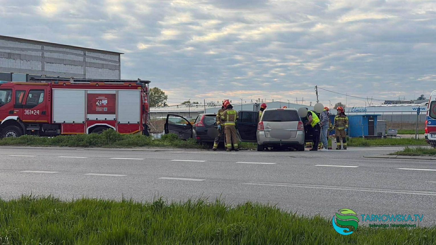Zderzenie Opla i Volvo na Wyszyńskiego w Tarnowie