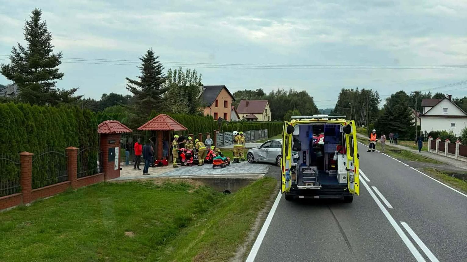 Zderzenie osobówki z motocyklem na DW 975. Dwie osoby poszkodowane, ruch wahadłowy