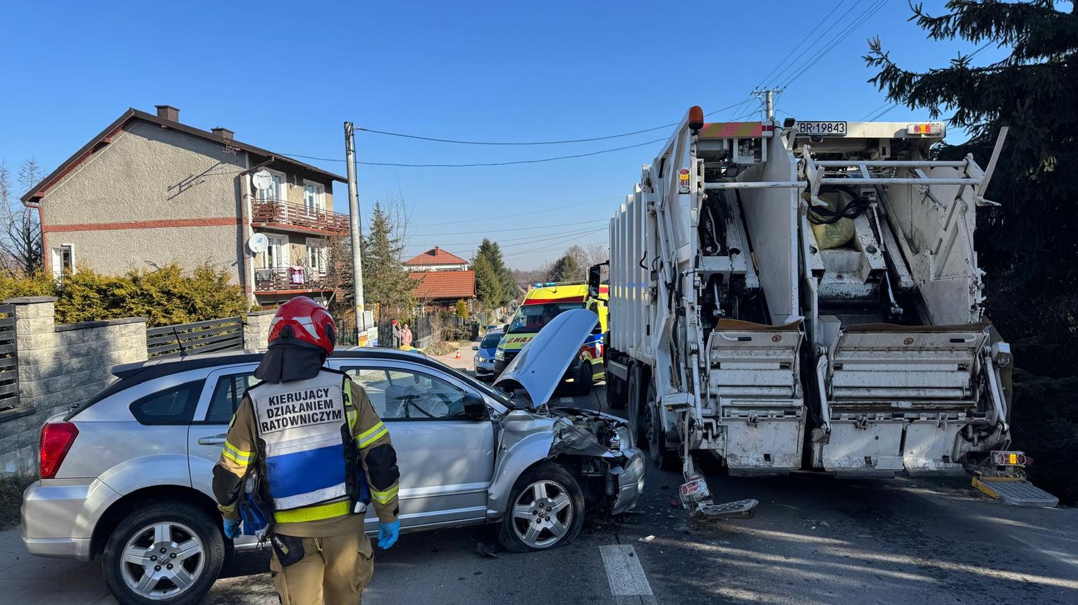 Zderzenie osobówki ze śmieciarką pod Brzeskiem. Jedna osoba w szpitalu!
