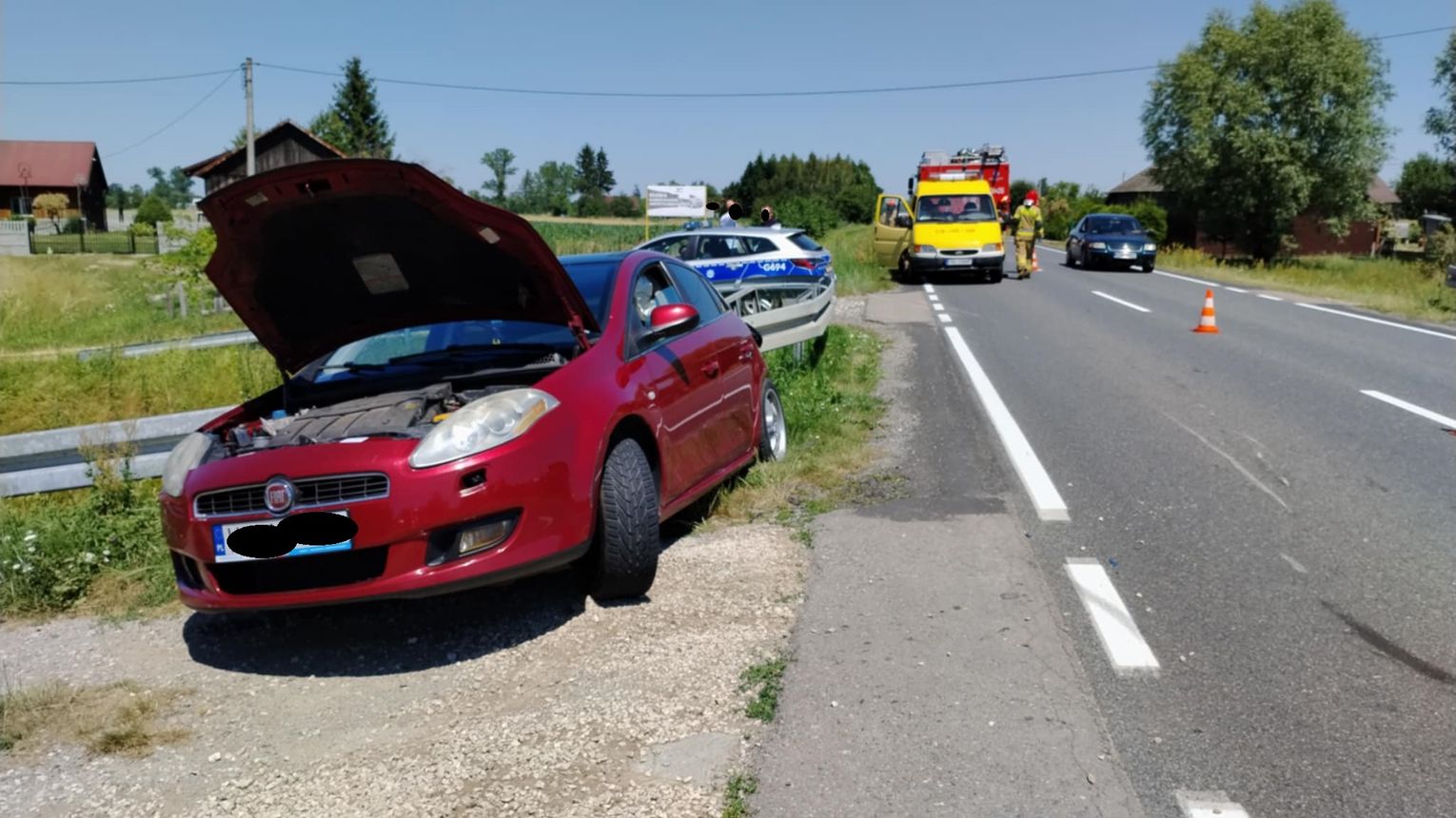 Zderzenie samochodów na DK 73 w powicie dąbrowskim, pojazdy wypadły z jezdni