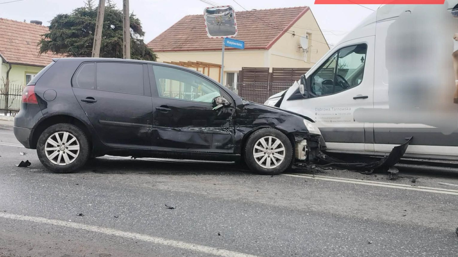 Zderzenie samochodów na Nowodąbrowskiej w Tarnowie. Droga była całkowicie zablokowana