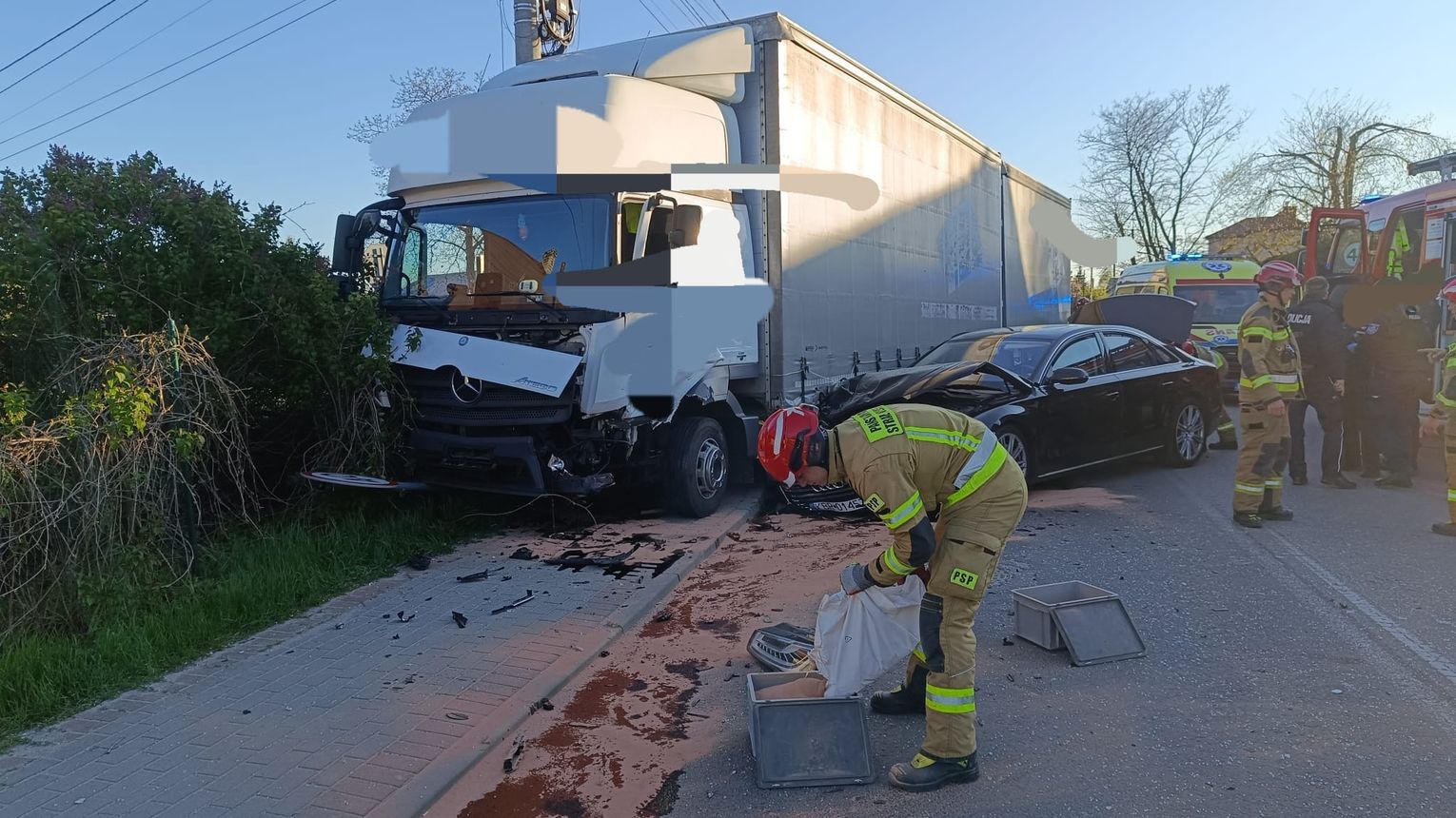 Zderzenie samochodu osobowego z ciężarowym w Brzesku. Poszkodowane dziecko trafiło do szpitala