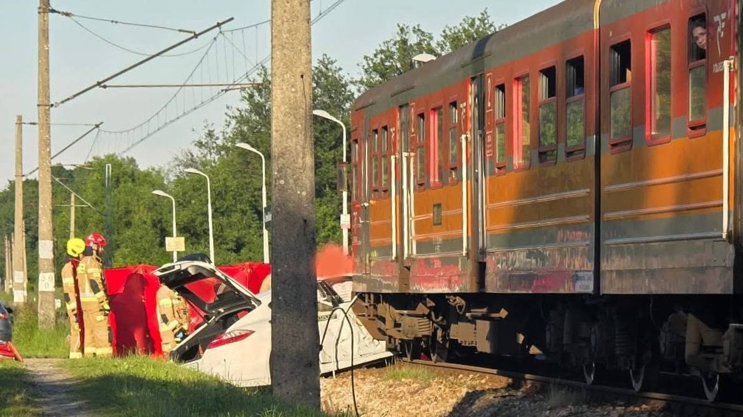 Zderzenie samochodu z pociągiem w Bulowicach. Jedna osoba poszkodowana